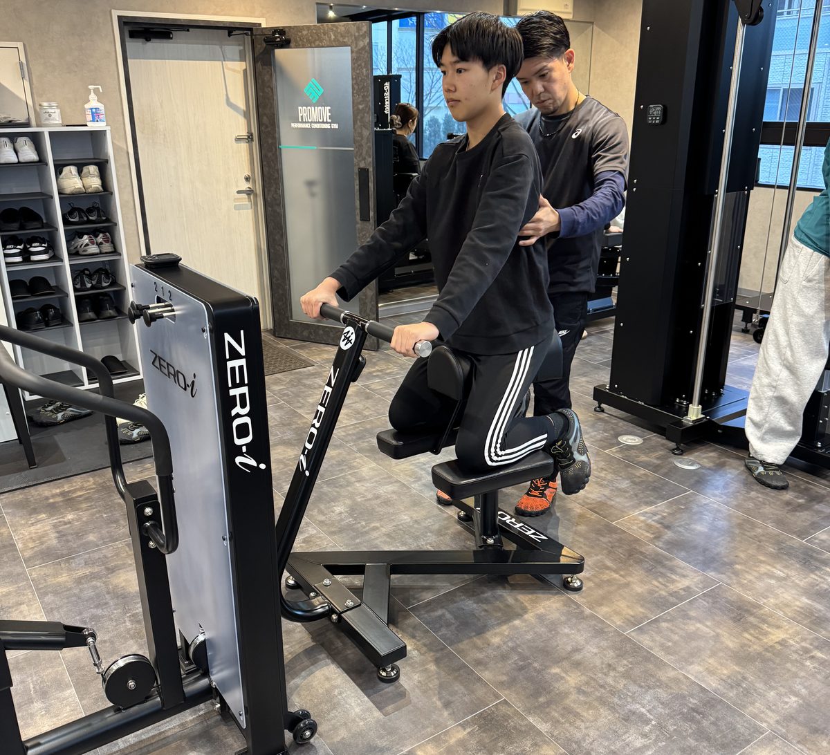 トレーナーが会員様をサポートしている様子