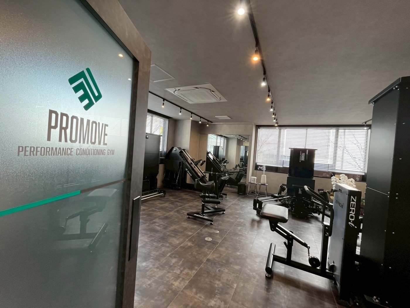 ガラスに入った PROMOVE のロゴ