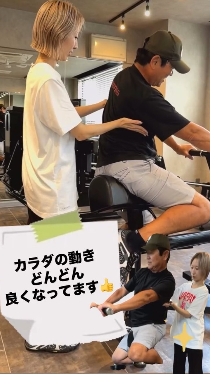 トレーナーが背中に手を添えて動きを確かめている会員様。身体の動きがどんどん良くなっています