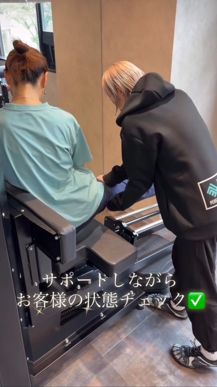 トレーナーがサポートしながらお客様の身体の状態をチェック